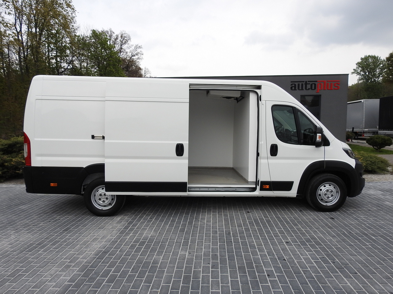 Autoutilitară frigorifica PEUGEOT BOXER REFRIGERATOR VAN 0*C CRUISE CONTROL NAVIGATION AIR CONDITIONING  135HP: Foto 8 Autoutilitară frigorifica PEUGEOT BOXER REFRIGERATOR VAN 0*C CRUISE CONTROL NAVIGATION AIR CONDITIONING  135HP: Foto 8