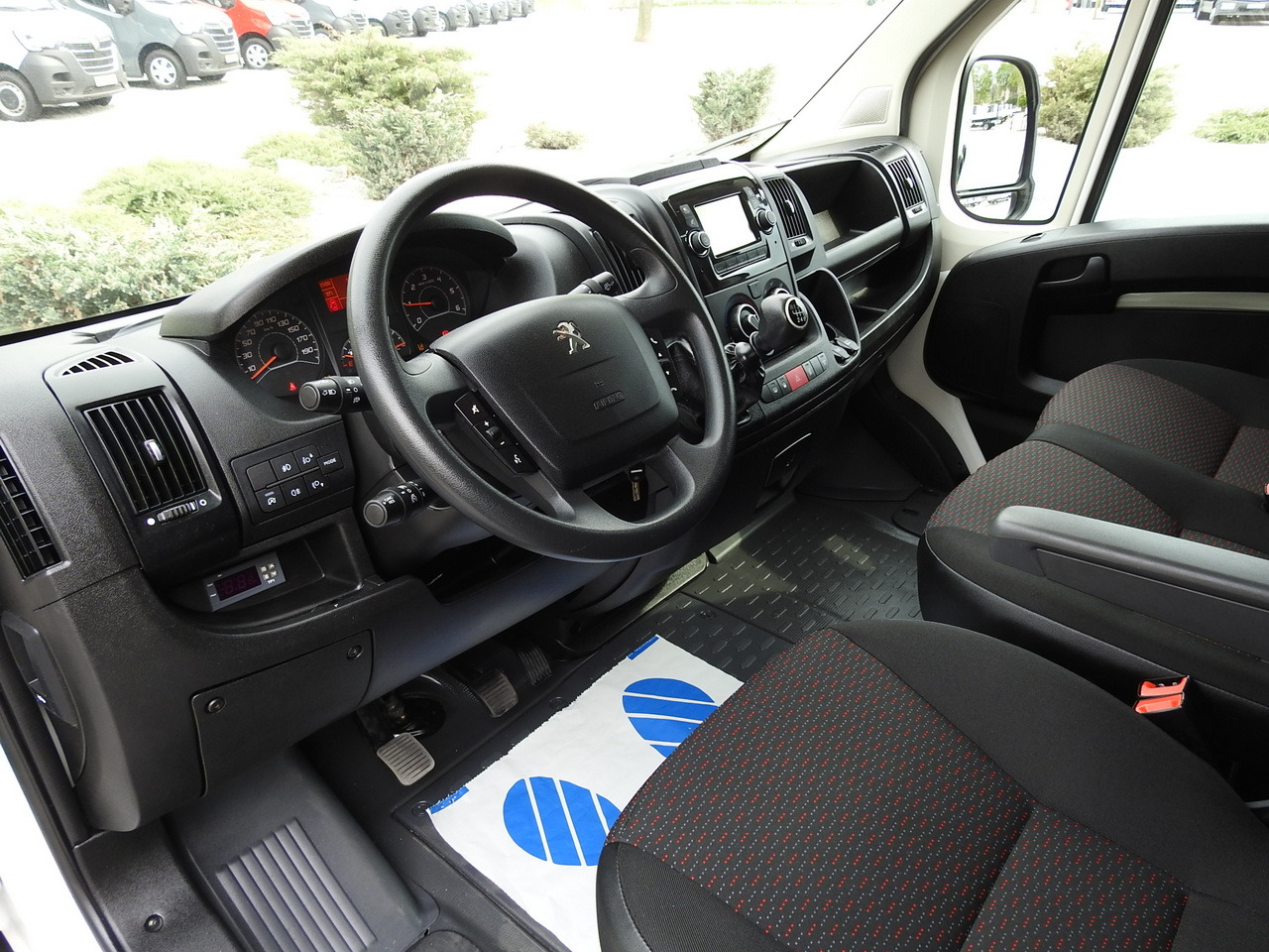 PEUGEOT BOXER REFRIGERATOR VAN 0*C CRUISE CONTROL NAVIGATION AIR CONDITIONING 135HP - Autoutilitară frigorifica: Foto 2 PEUGEOT BOXER REFRIGERATOR VAN 0*C CRUISE CONTROL NAVIGATION AIR CONDITIONING 135HP - Autoutilitară frigorifica: Foto 2