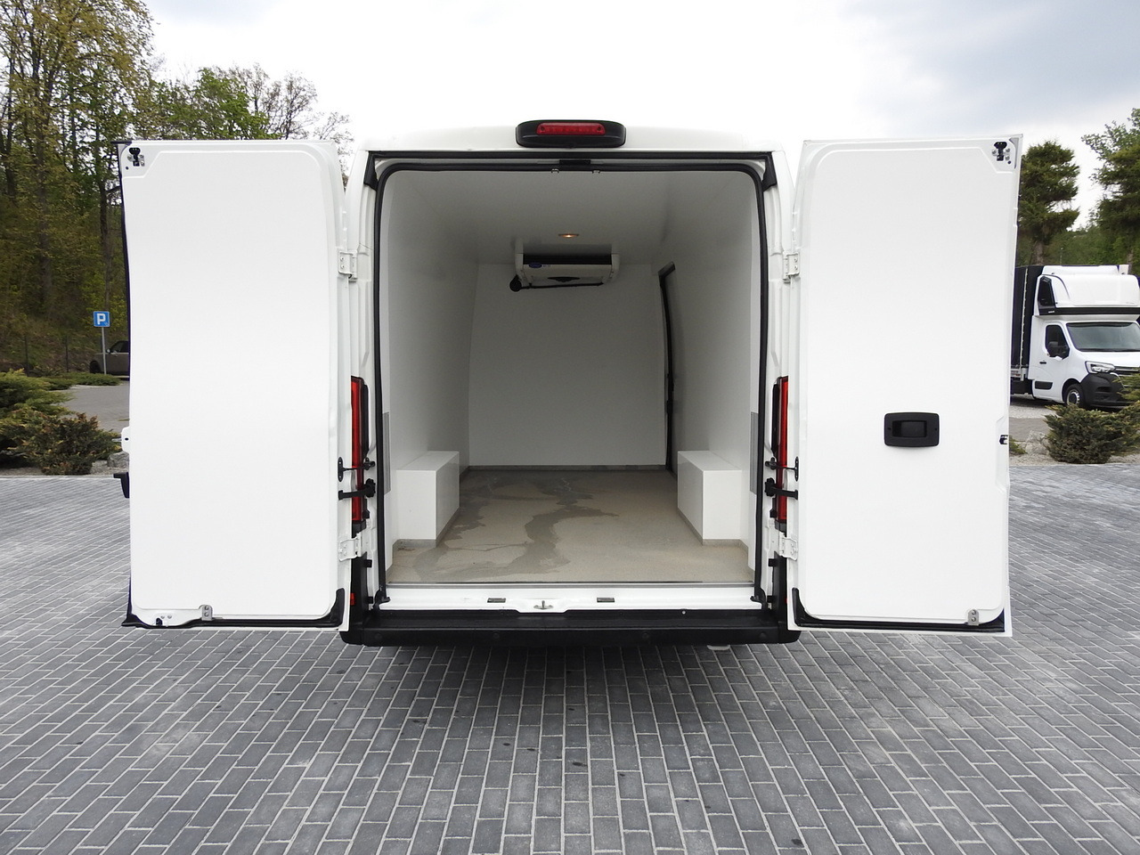 Autoutilitară frigorifica PEUGEOT BOXER REFRIGERATOR VAN 0*C CRUISE CONTROL NAVIGATION AIR CONDITIONING  135HP: Foto 12 Autoutilitară frigorifica PEUGEOT BOXER REFRIGERATOR VAN 0*C CRUISE CONTROL NAVIGATION AIR CONDITIONING  135HP: Foto 12