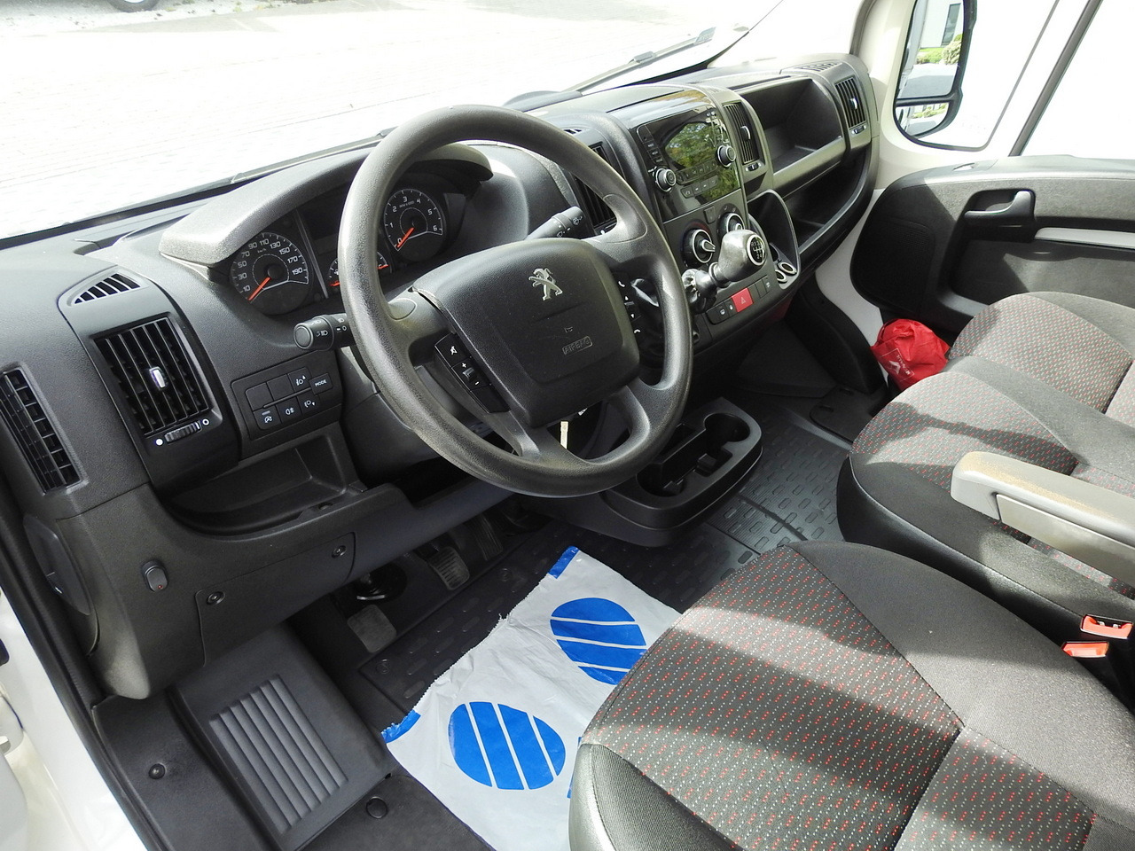 PEUGEOT BOXER STAKE BODY DOUBLE CABIN DOKA 7 SEATS AIR CONDITIONING 140HP - Autoutilitară cu platformă: Foto 2 PEUGEOT BOXER STAKE BODY DOUBLE CABIN DOKA 7 SEATS AIR CONDITIONING 140HP - Autoutilitară cu platformă: Foto 2