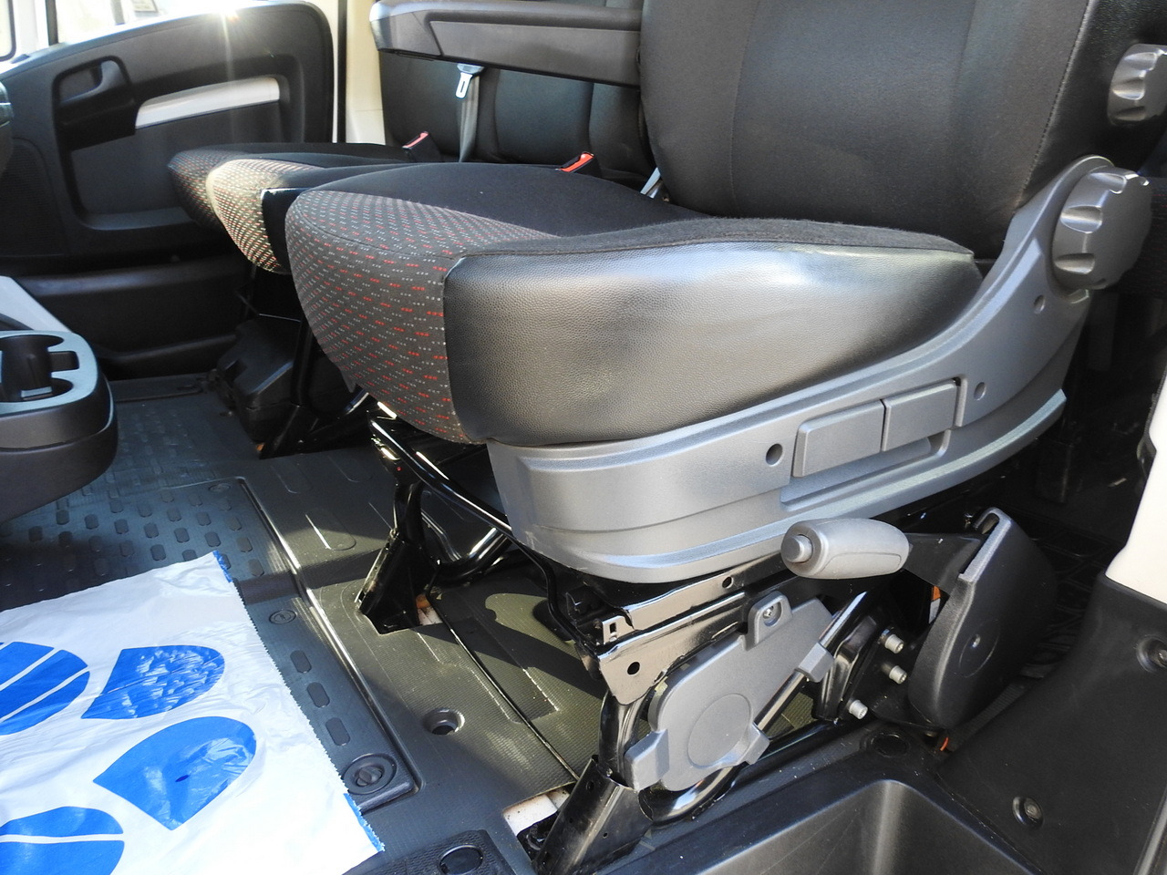 Leasing de PEUGEOT BOXER STAKE BODY DOUBLE CABIN DOKA 7 SEATS AIR CONDITIONING 140HP PEUGEOT BOXER STAKE BODY DOUBLE CABIN DOKA 7 SEATS AIR CONDITIONING 140HP: Foto 29 Leasing de PEUGEOT BOXER STAKE BODY DOUBLE CABIN DOKA 7 SEATS AIR CONDITIONING 140HP PEUGEOT BOXER STAKE BODY DOUBLE CABIN DOKA 7 SEATS AIR CONDITIONING 140HP: Foto 29