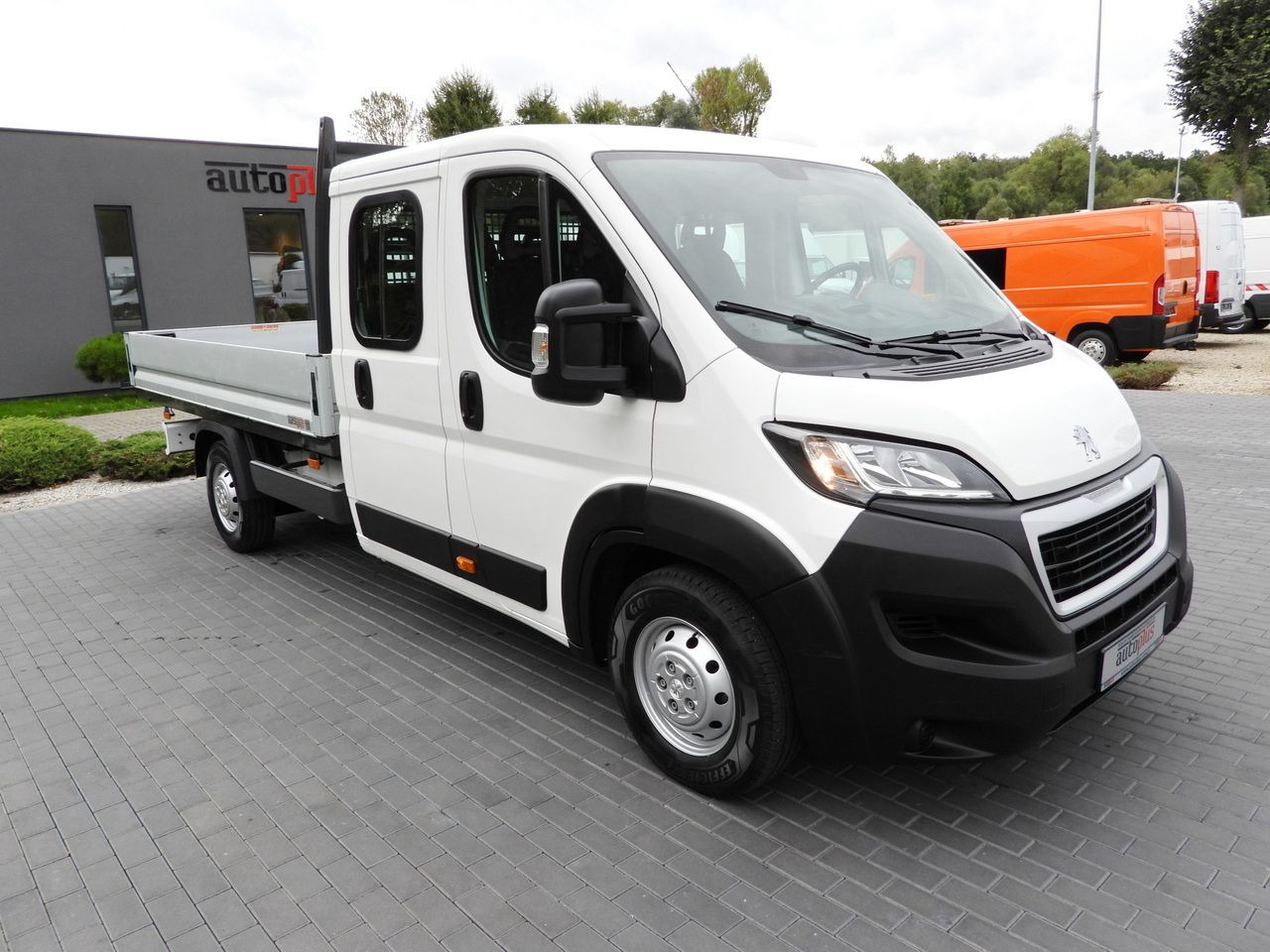 PEUGEOT BOXER STAKE BODY DOUBLE CABIN DOKA 7 SEATS CRUISE CONTROL AIR CONDITIONING 140HP - Autoutilitară cu platformă: Foto 5 PEUGEOT BOXER STAKE BODY DOUBLE CABIN DOKA 7 SEATS CRUISE CONTROL AIR CONDITIONING 140HP - Autoutilitară cu platformă: Foto 5