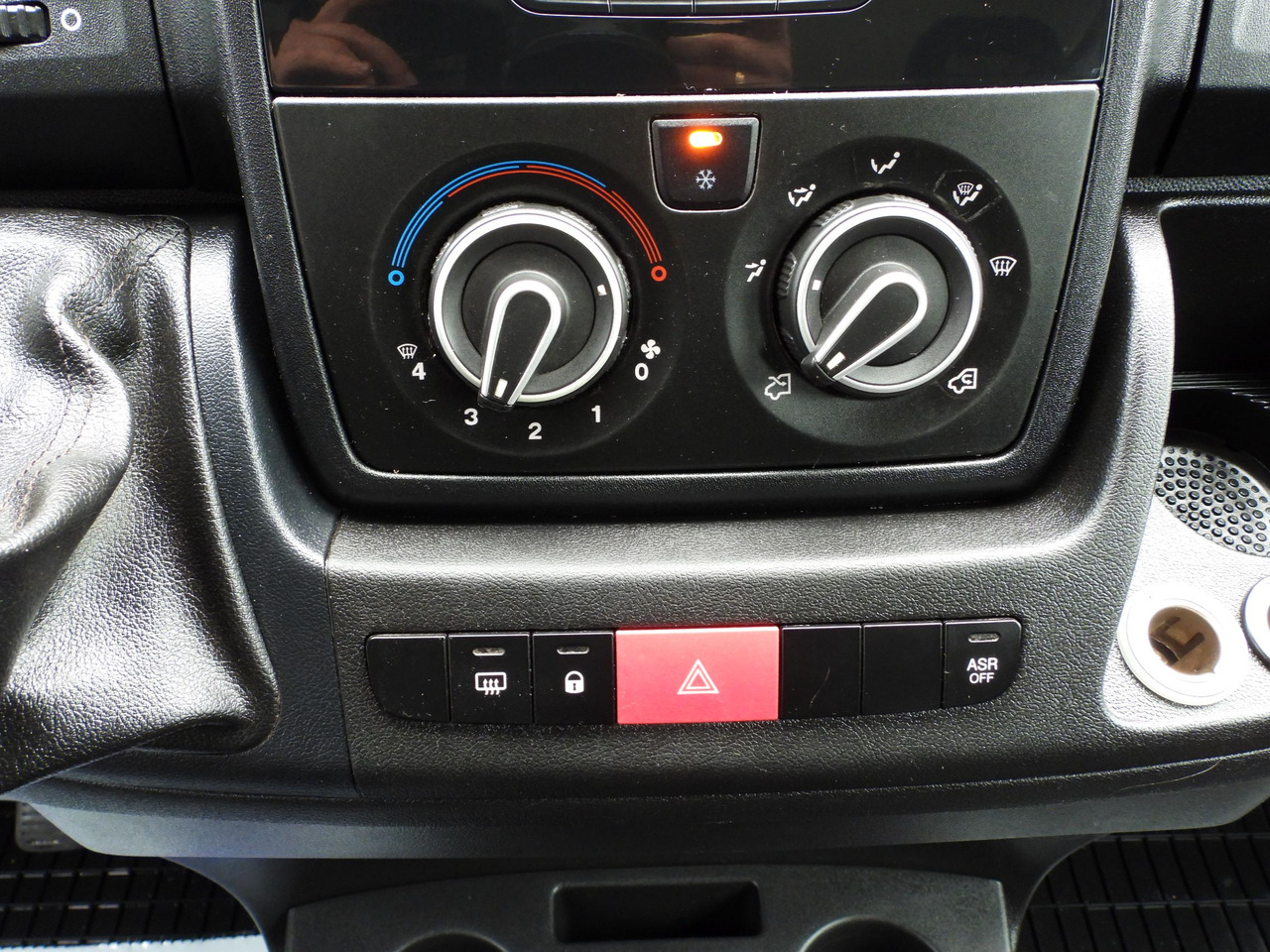 PEUGEOT BOXER STAKE BODY DOUBLE CABIN DOKA 7 SEATS CRUISE CONTROL AIR CONDITIONING 140HP - Autoutilitară cu platformă: Foto 2 PEUGEOT BOXER STAKE BODY DOUBLE CABIN DOKA 7 SEATS CRUISE CONTROL AIR CONDITIONING 140HP - Autoutilitară cu platformă: Foto 2