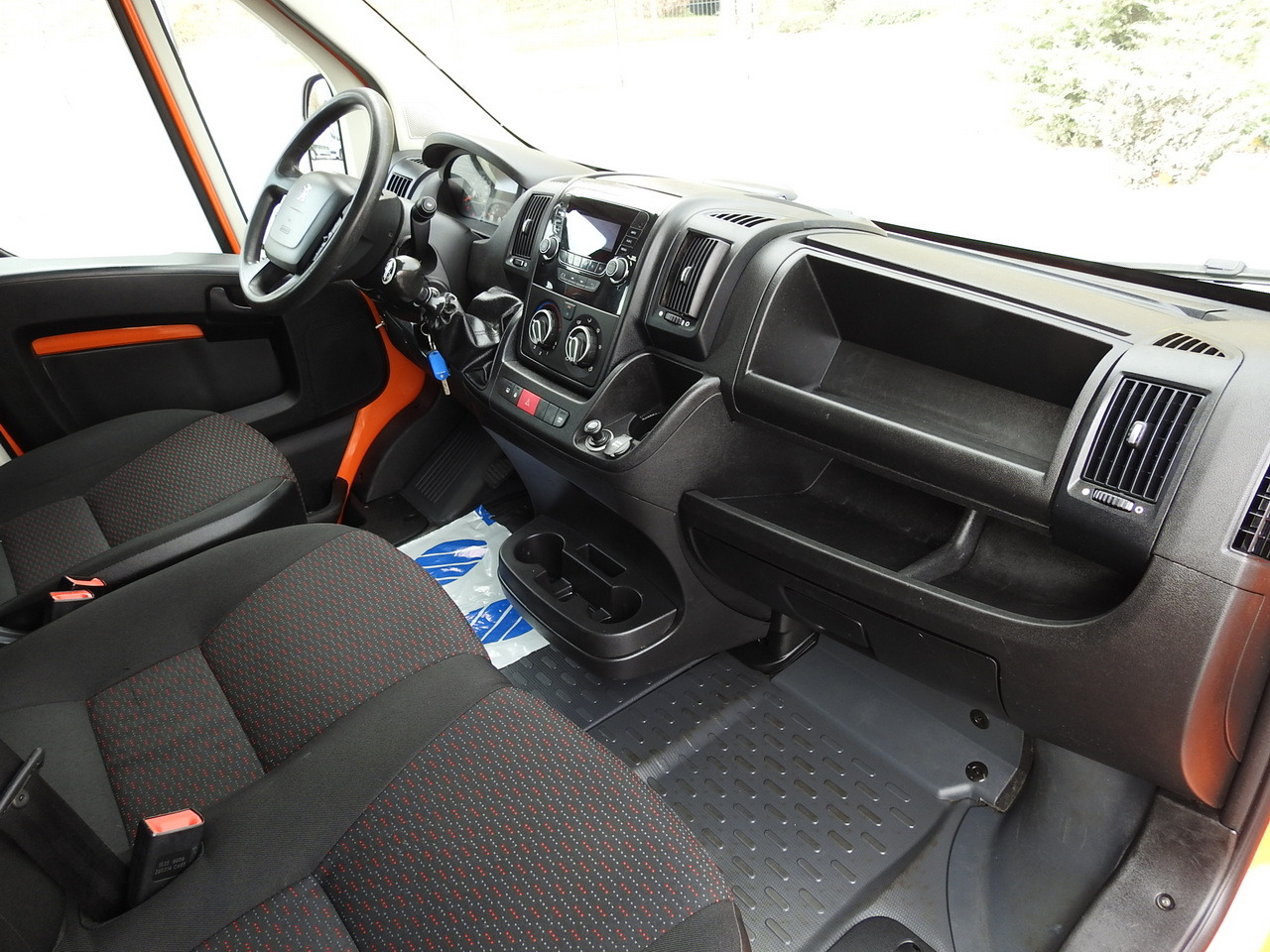 Autoutilitară cu platformă PEUGEOT BOXER STAKE BODY TARPAULIN DOUBLE CABIN DOKA 7 SEATS AIR CONDITIONING PNEUMATICS  140HP: Foto 34