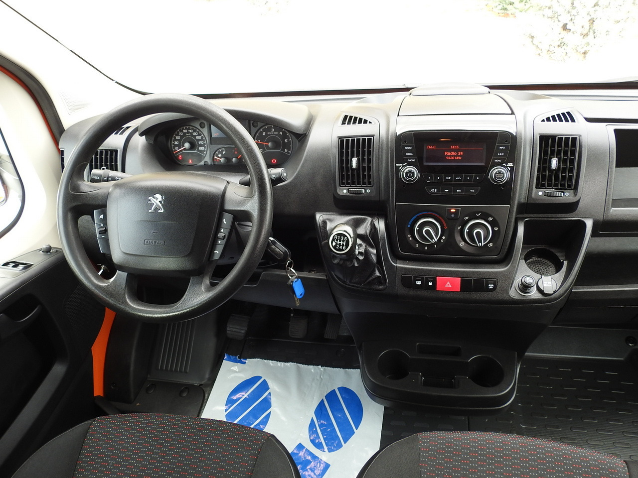 Autoutilitară cu platformă PEUGEOT BOXER STAKE BODY TARPAULIN DOUBLE CABIN DOKA 7 SEATS AIR CONDITIONING PNEUMATICS  140HP: Foto 27