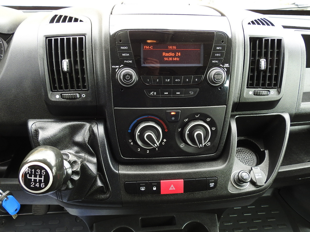 Autoutilitară cu platformă PEUGEOT BOXER STAKE BODY TARPAULIN DOUBLE CABIN DOKA 7 SEATS AIR CONDITIONING PNEUMATICS  140HP: Foto 31
