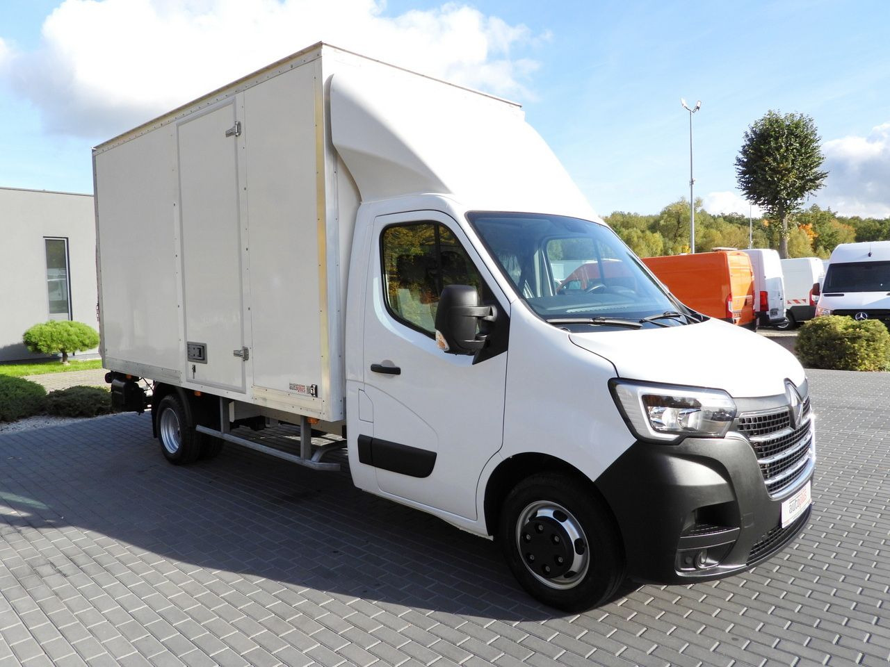 RENAULT MASTER BOX LIFT 8 PALLETS CRUISE CONTROL LED LIGHTS TWIN WHEELS AIR CONDITIONING 145HP - Autoutilitară box: Foto 4 RENAULT MASTER BOX LIFT 8 PALLETS CRUISE CONTROL LED LIGHTS TWIN WHEELS AIR CONDITIONING 145HP - Autoutilitară box: Foto 4