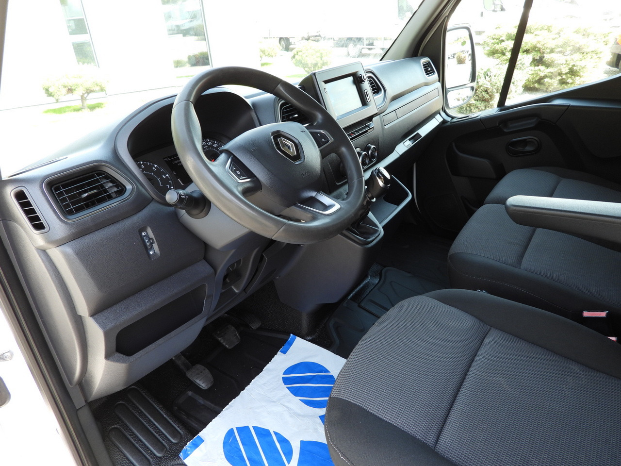 RENAULT MASTER BOX LIFT 8 PALLETS CRUISE CONTROL NAVIGATION LED LIGHTS TWIN WHEELS AIR CONDITIONING 145HP - Autoutilitară box: Foto 2 RENAULT MASTER BOX LIFT 8 PALLETS CRUISE CONTROL NAVIGATION LED LIGHTS TWIN WHEELS AIR CONDITIONING 145HP - Autoutilitară box: Foto 2