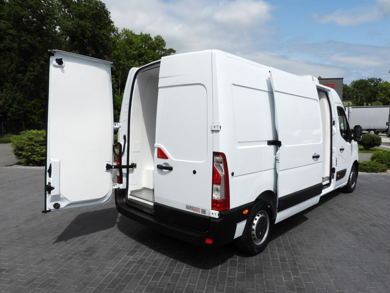 RENAULT MASTER REFRIGERATOR VAN -5*C CRUISE CONTROL NAVIGATION LED LIGHTS AIR CONDITIONING 135HP - Autoutilitară frigorifica: Foto 3 RENAULT MASTER REFRIGERATOR VAN -5*C CRUISE CONTROL NAVIGATION LED LIGHTS AIR CONDITIONING 135HP - Autoutilitară frigorifica: Foto 3