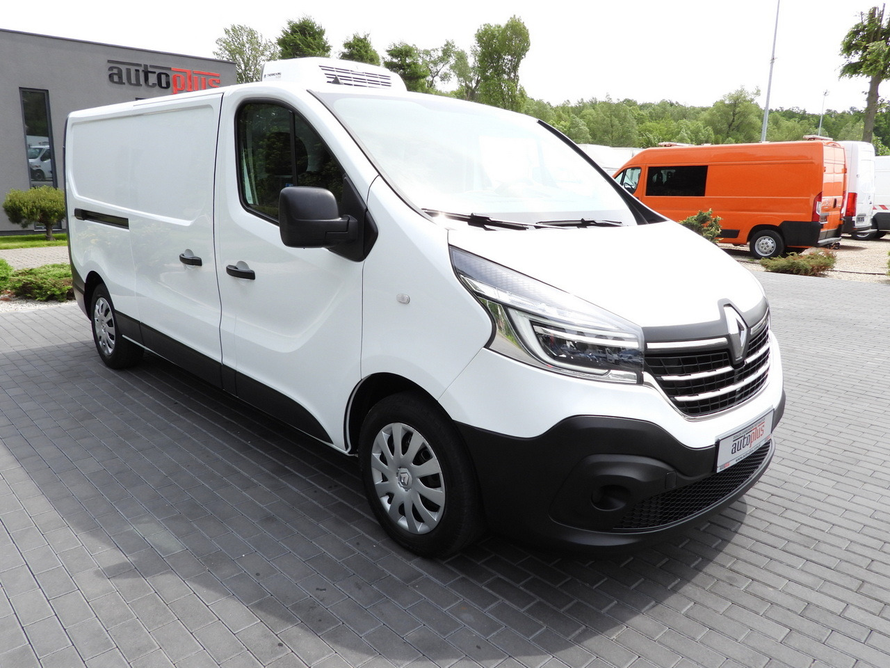 RENAULT TRAFIC REFRIGERATOR VAN 0*C CRUISE CONTROL LED LIGHTS AIR CONDITIONING 120HP - Autoutilitară frigorifica: Foto 4 RENAULT TRAFIC REFRIGERATOR VAN 0*C CRUISE CONTROL LED LIGHTS AIR CONDITIONING 120HP - Autoutilitară frigorifica: Foto 4