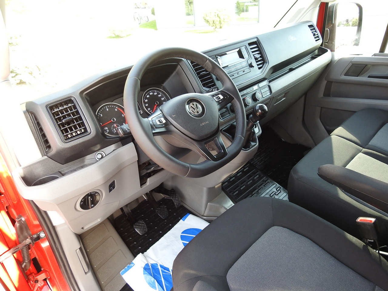 VOLKSWAGEN CRAFTER STAKE BODY DOUBLE CABIN DOKA 7 SEATS AIR CONDITIONING 140HP - Autoutilitară cabină dublă: Foto 2 VOLKSWAGEN CRAFTER STAKE BODY DOUBLE CABIN DOKA 7 SEATS AIR CONDITIONING 140HP - Autoutilitară cabină dublă: Foto 2