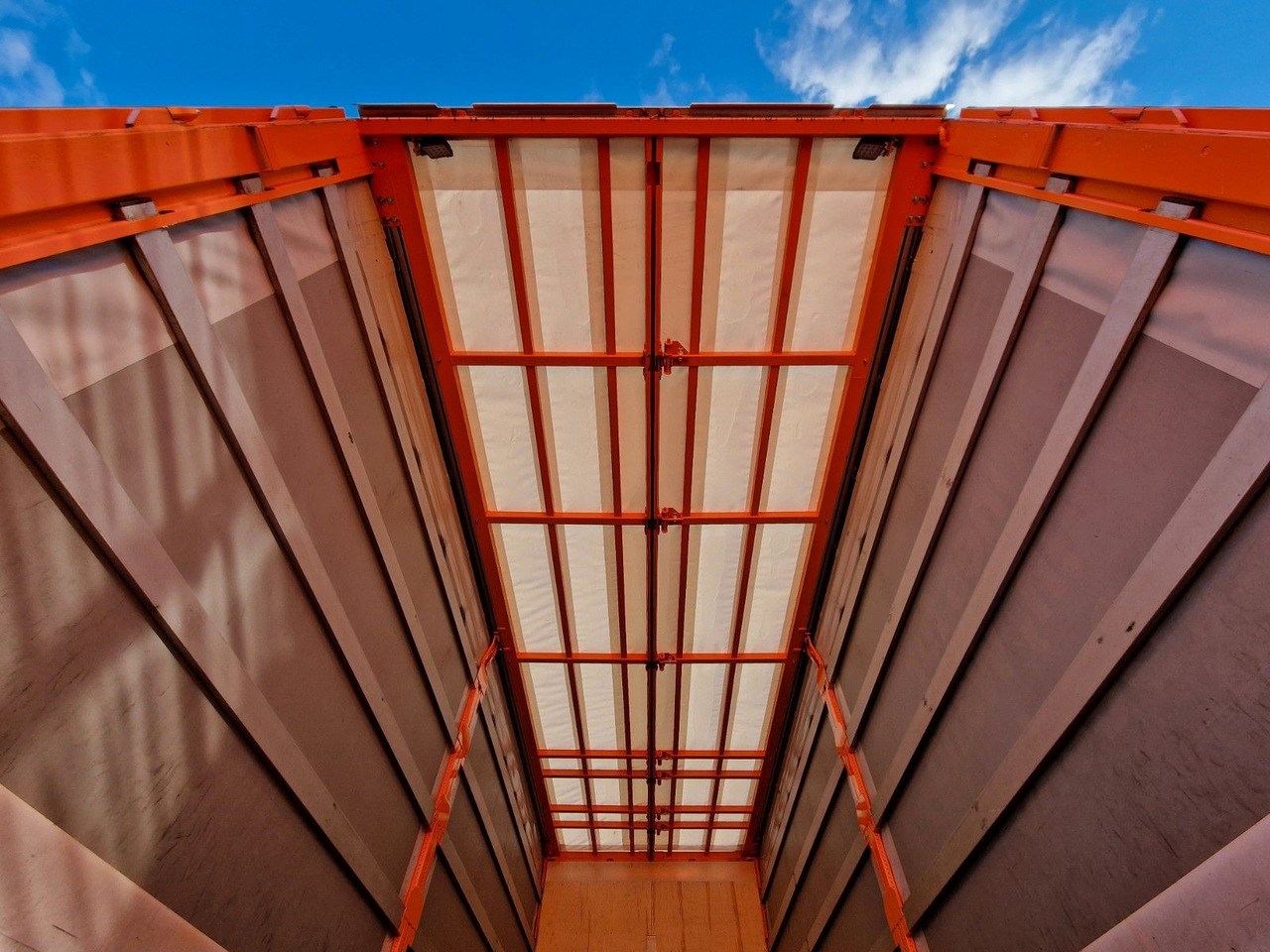 Camion cu prelată Mercedes-Benz Actros 2548 / Retarder / Aluklappen / 6E: Foto 10 Camion cu prelată Mercedes-Benz Actros 2548 / Retarder / Aluklappen / 6E: Foto 10