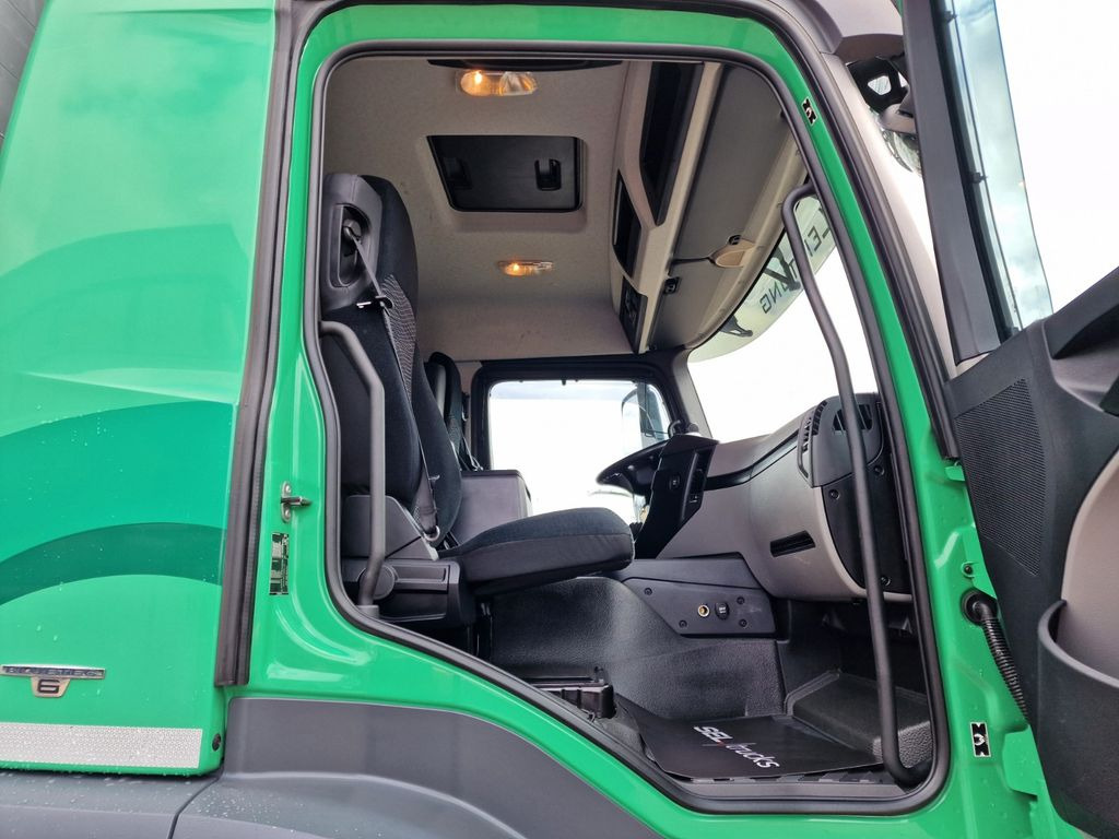 Camion cu prelată Mercedes-Benz Antos 1830L 4X2: Foto 18
