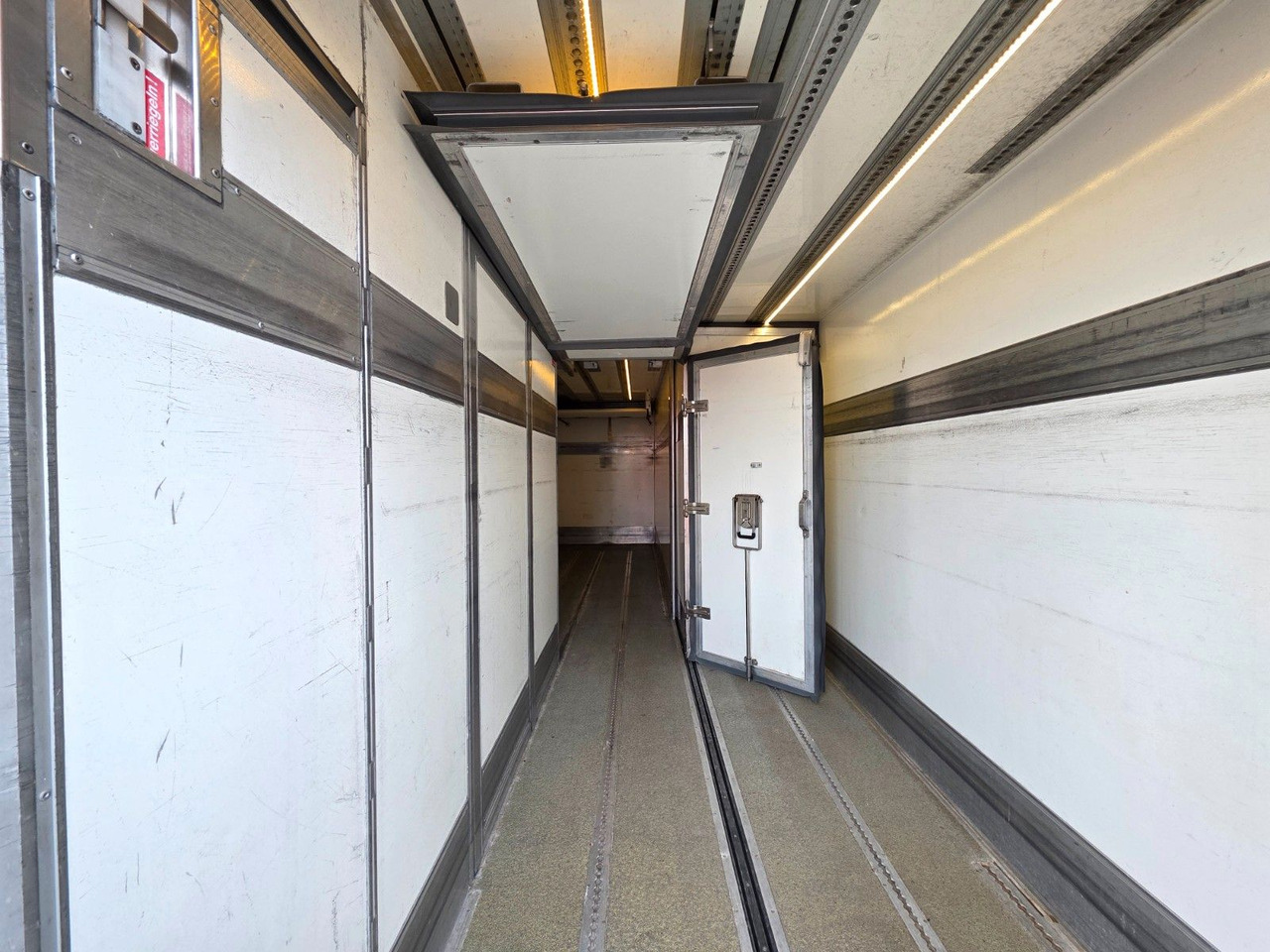 Camion frigider Mercedes-Benz Axor 1826 / Ladebordwand / Carrier Supra 1250 Mt: Foto 16