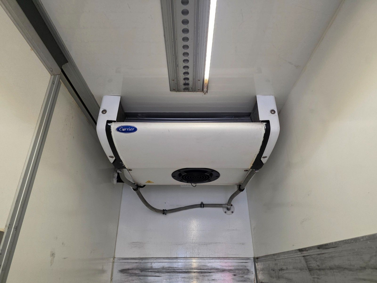 Camion frigider Mercedes-Benz Axor 1826 / Ladebordwand / Carrier Supra 1250 Mt: Foto 24