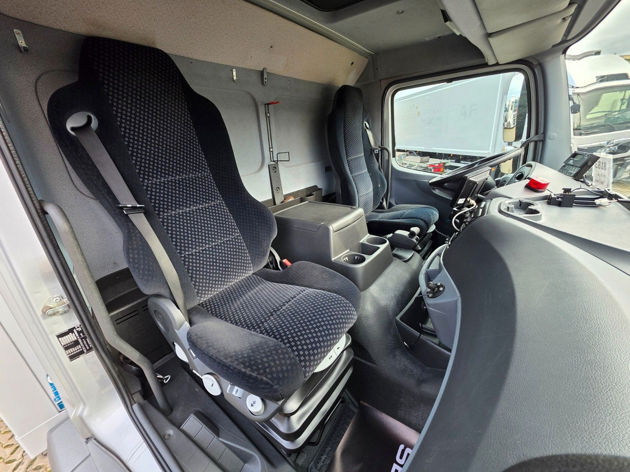 Camion frigider Mercedes-Benz Axor 1826 / Ladebordwand / Carrier Supra 1250 Mt: Foto 31