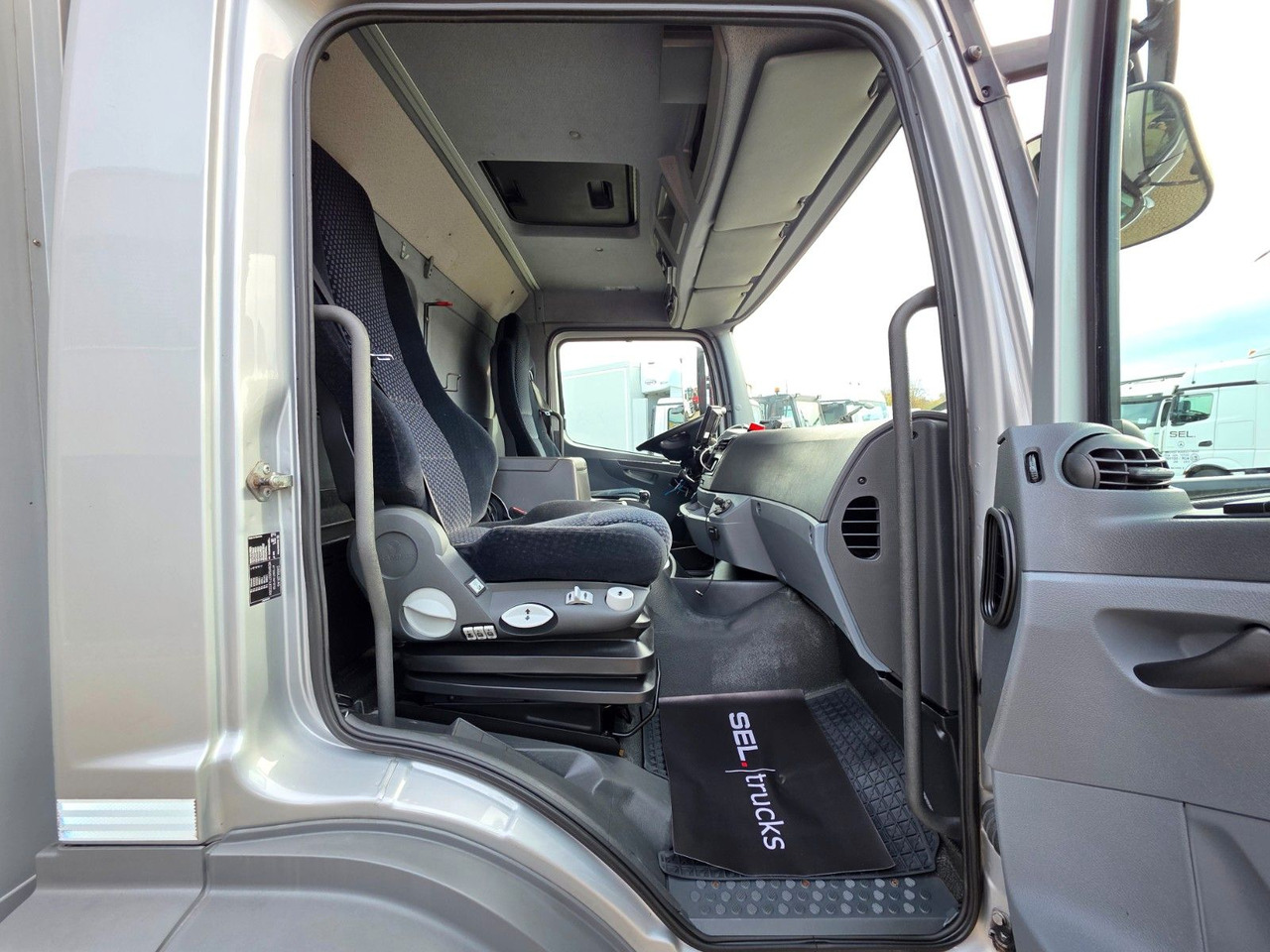 Camion frigider Mercedes-Benz Axor 1826 / Ladebordwand / Carrier Supra 1250 Mt: Foto 30