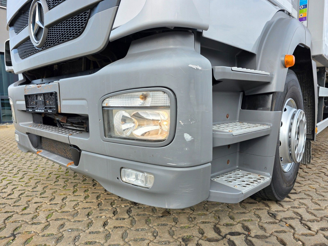 Camion frigider Mercedes-Benz Axor 1826 / Ladebordwand / Carrier Supra 1250 Mt: Foto 46