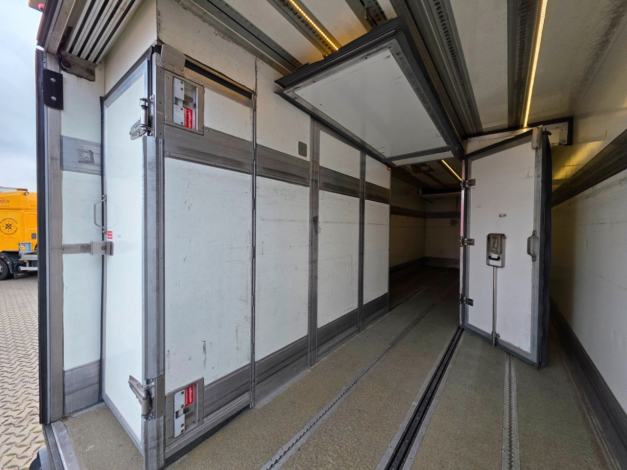 Camion frigider Mercedes-Benz Axor 1826 / Ladebordwand / Carrier Supra 1250 Mt: Foto 20