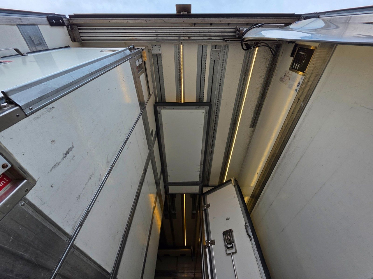 Camion frigider Mercedes-Benz Axor 1826 / Ladebordwand / Carrier Supra 1250 Mt: Foto 17