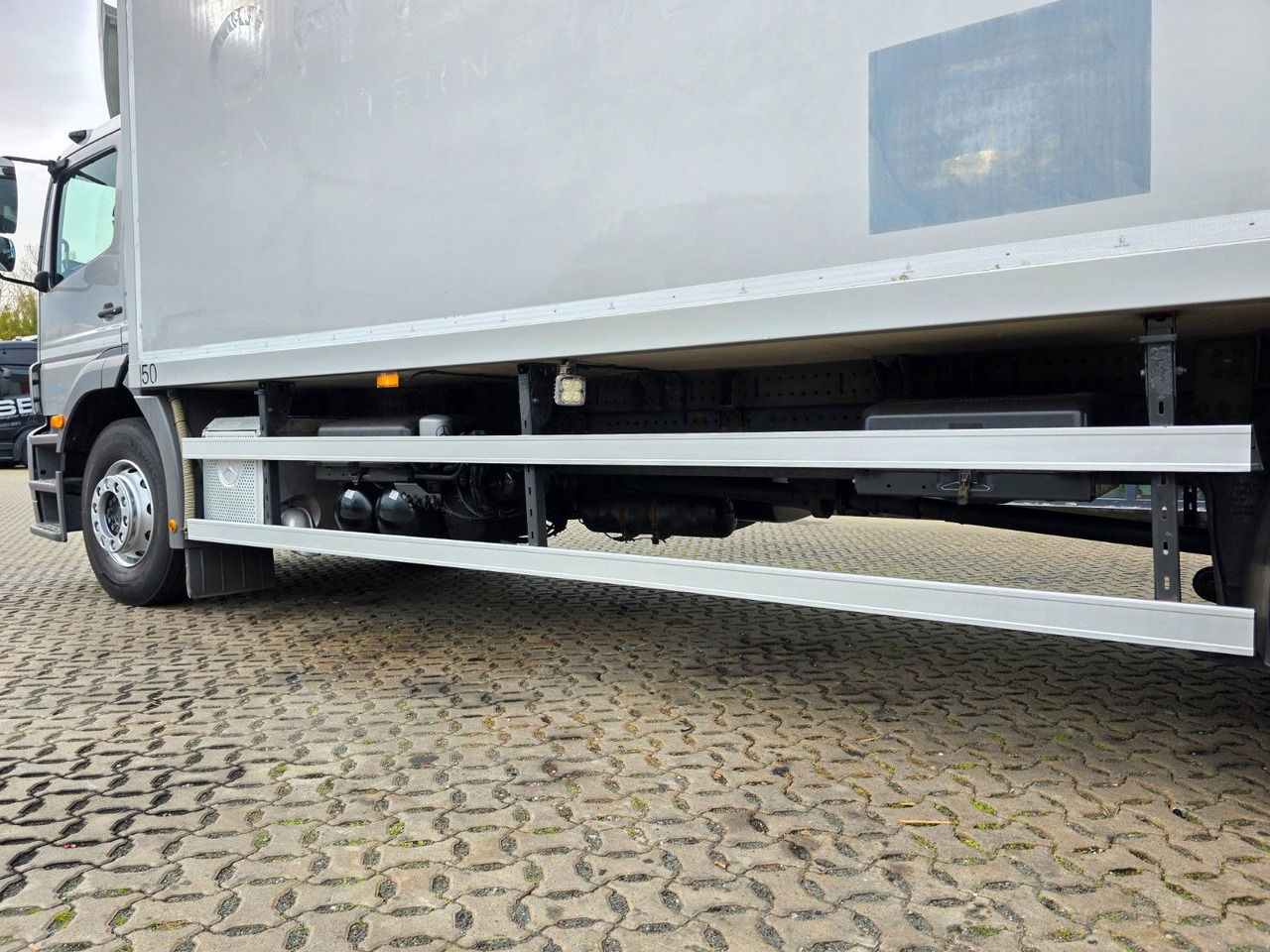 Camion frigider Mercedes-Benz Axor 1826 / Ladebordwand / Carrier Supra 1250 Mt: Foto 9