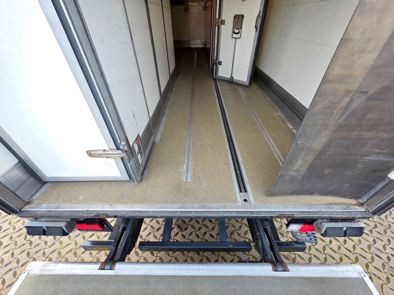 Camion frigider Mercedes-Benz Axor 1826 / Ladebordwand / Carrier Supra 1250 Mt: Foto 18