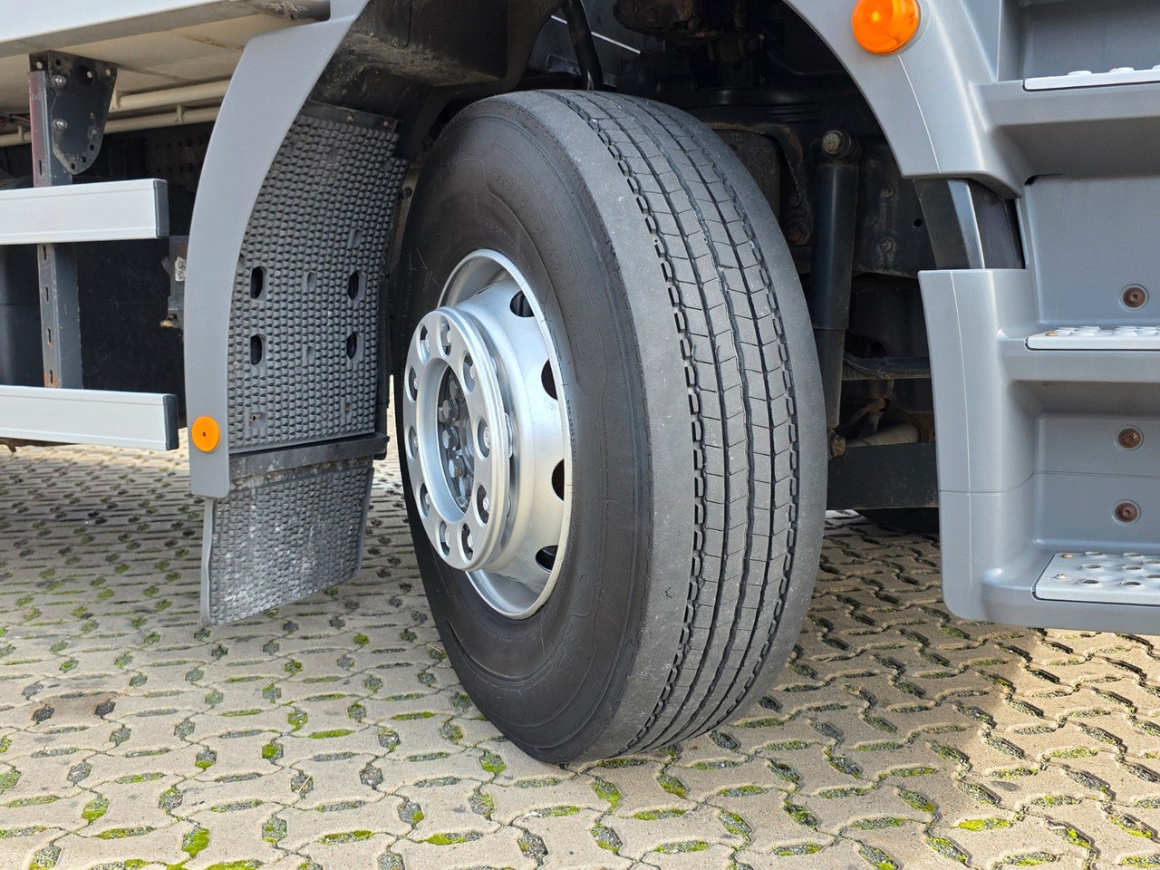 Camion frigider Mercedes-Benz Axor 1826 / Ladebordwand / Carrier Supra 1250 Mt: Foto 43