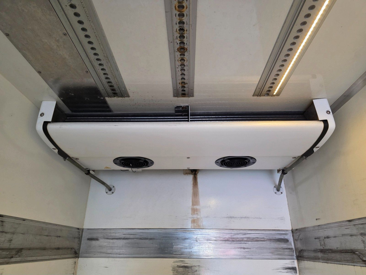 Camion frigider Mercedes-Benz Axor 1826 / Ladebordwand / Carrier Supra 1250 Mt: Foto 22