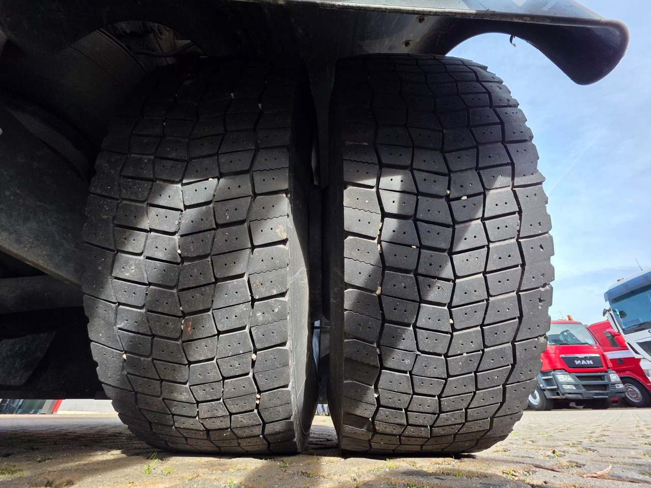 Camion frigider Mercedes-Benz Axor 1826 / Ladebordwand / Carrier Supra 1250 Mt: Foto 44