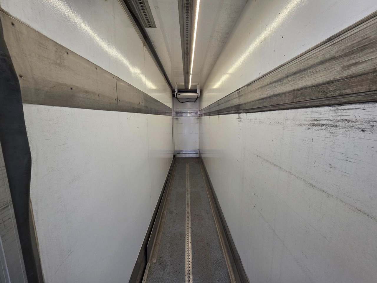 Camion frigider Mercedes-Benz Axor 1826 / Ladebordwand / Carrier Supra 1250 Mt: Foto 23