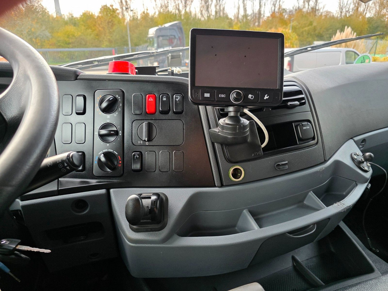 Camion frigider Mercedes-Benz Axor 1826 / Ladebordwand / Carrier Supra 1250 Mt: Foto 38