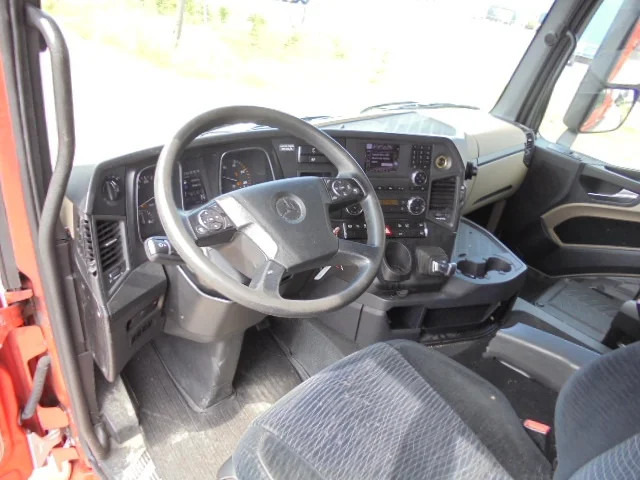 Interior photo 1: Cap tractor Mercedes-Benz Actros 1943 LS EUR6