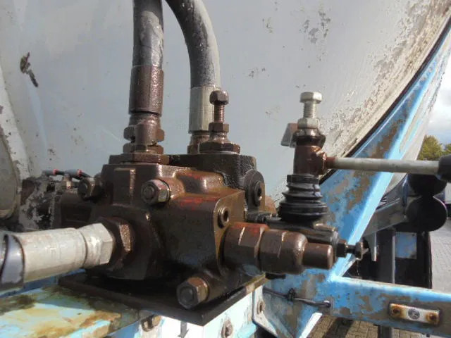 SPITZER BP SK 50 - Semiremorcă cisternă: Foto 3 SPITZER BP SK 50 - Semiremorcă cisternă: Foto 3