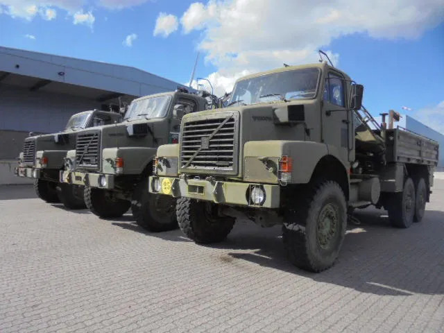 Volvo N 10 6X6 L + FASSI 3X IN STOCK - Camion platformă, Camion cu macara: Foto 1 Volvo N 10 6X6 L + FASSI 3X IN STOCK - Camion platformă, Camion cu macara: Foto 1