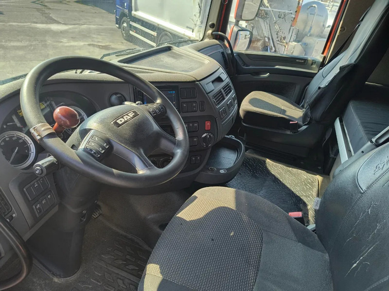 Interior photo 1: Camion platformă DAF XF 106.460 SSC - 6x2 - EURO 6 - BI COOL- VERY GOOD CONDITION