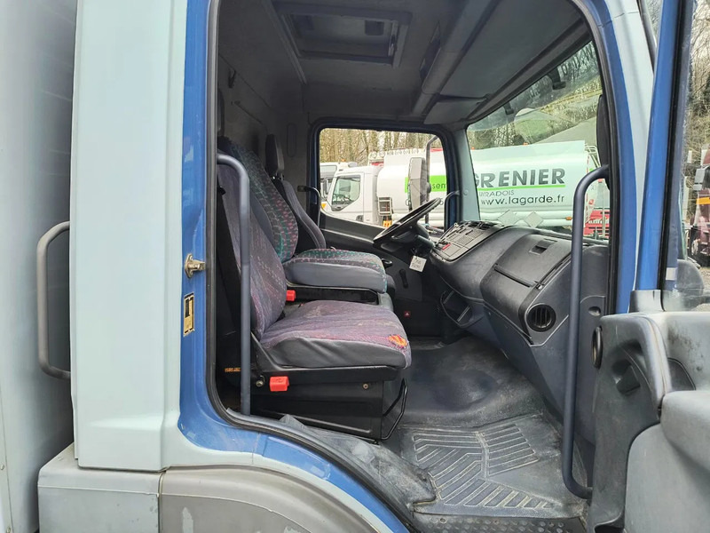 Interior photo 3: Camion transport auto Mercedes-Benz Atego 815 GARDEN - MATERIAL BOX - RAMPS Interior photo 3: Camion transport auto Mercedes-Benz Atego 815 GARDEN - MATERIAL BOX - RAMPS