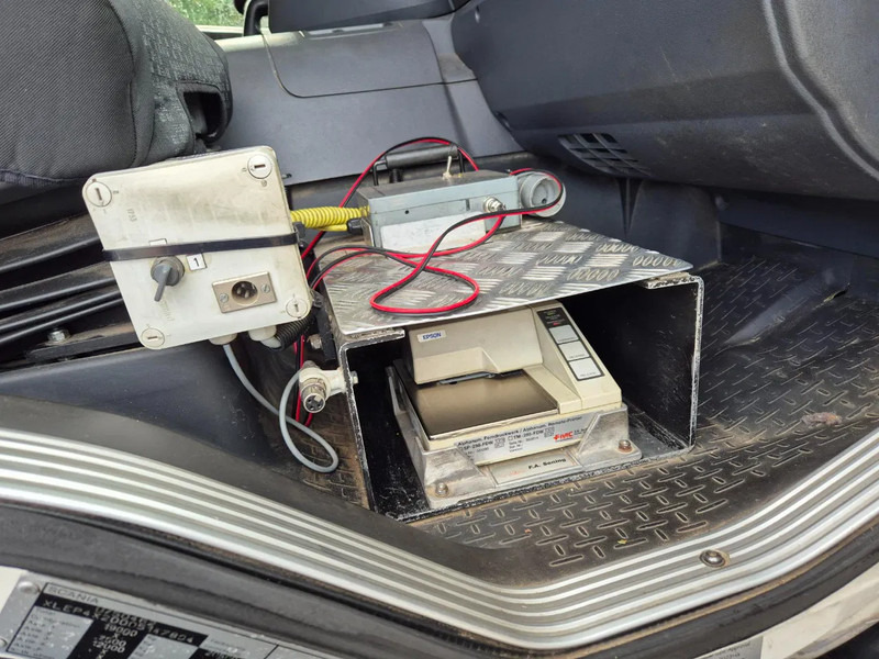 Camion cisternă pentru transport de combustibili Scania P270 FUEL / CARBURANT 14000L - 4 COMP: Foto 13 Camion cisternă pentru transport de combustibili Scania P270 FUEL / CARBURANT 14000L - 4 COMP: Foto 13