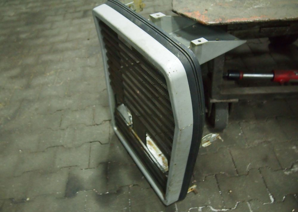 Części do Ciągnika Massey Ferguson MF 3000, 6000 Przedni grill maskę do Massey Ferguson serii 3000, 3100.
z lampami - Grilă pentru Utilaje agricole: Foto 2 Części do Ciągnika Massey Ferguson MF 3000, 6000 Przedni grill maskę do Massey Ferguson serii 3000, 3100.
z lampami - Grilă pentru Utilaje agricole: Foto 2