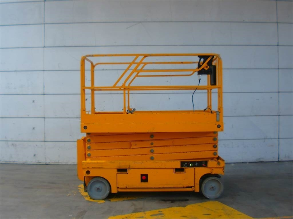 Haulotte Compact 12 - Platforma foarfeca: Foto 1 Haulotte Compact 12 - Platforma foarfeca: Foto 1