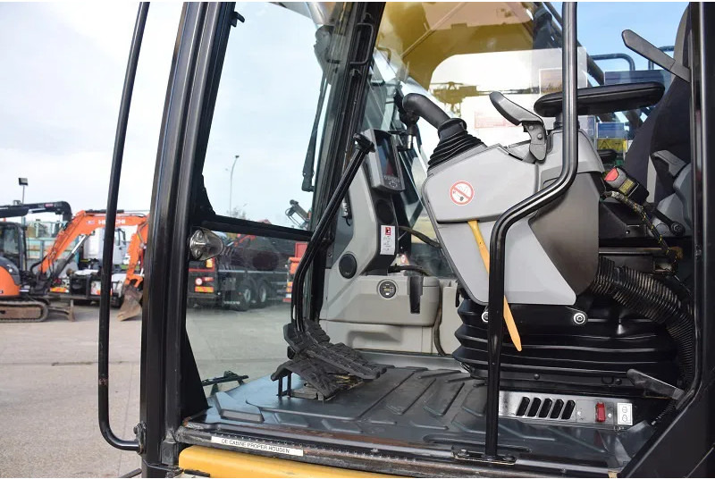 Excavator pe şenile Caterpillar 323E-stock id2: Foto 8