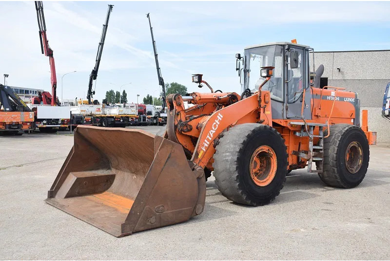 Hitachi LX 210E- stock id 59 - Încărcător frontal pe pneuri: Foto 2 Hitachi LX 210E- stock id 59 - Încărcător frontal pe pneuri: Foto 2