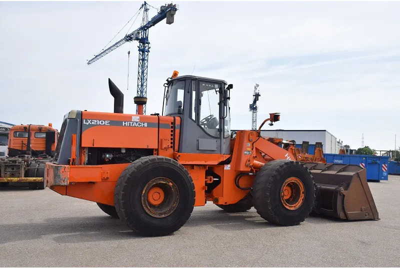 Hitachi LX 210E- stock id 59 - Încărcător frontal pe pneuri: Foto 5 Hitachi LX 210E- stock id 59 - Încărcător frontal pe pneuri: Foto 5