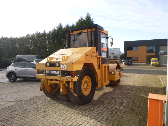 CATERPILLAR CB-535B - Cilindru compactor mixt: Foto 4 CATERPILLAR CB-535B - Cilindru compactor mixt: Foto 4