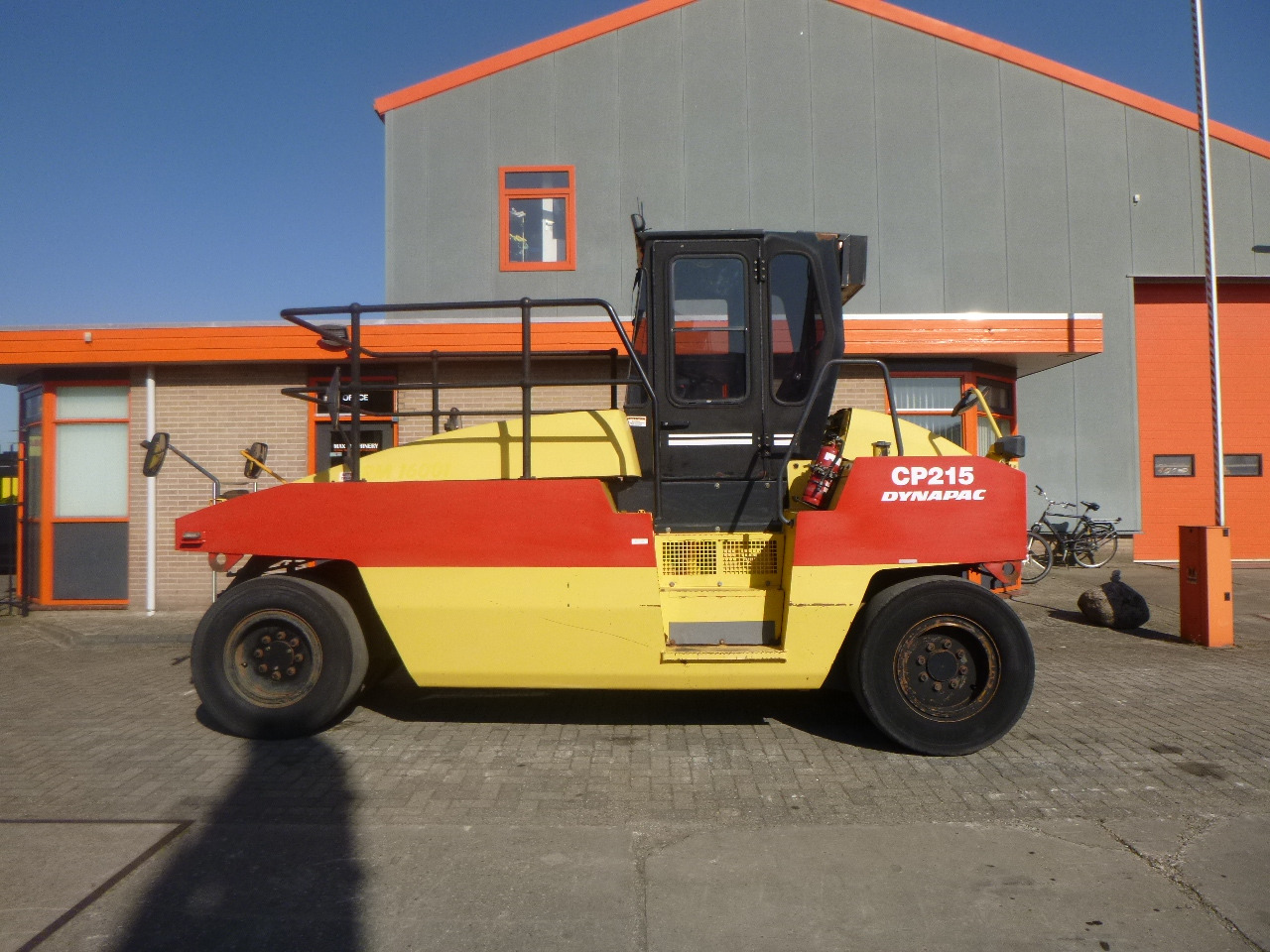 DYNAPAC CP215(HITACHI) - Compactor cu pneuri: Foto 1 DYNAPAC CP215(HITACHI) - Compactor cu pneuri: Foto 1