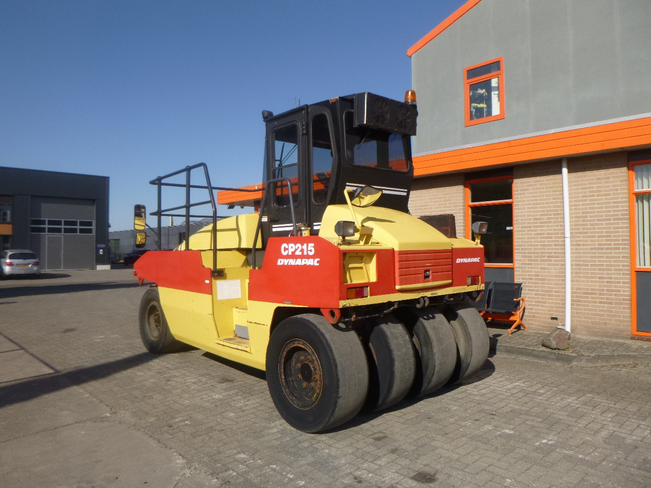 DYNAPAC CP215(HITACHI) - Compactor cu pneuri: Foto 2 DYNAPAC CP215(HITACHI) - Compactor cu pneuri: Foto 2