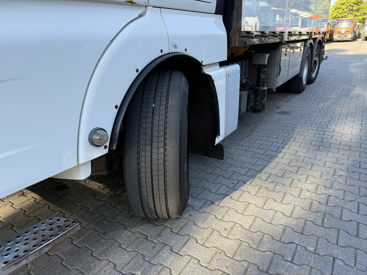 MAN TGX 26.480 6X2 Hiab 422 Bj 2017 bis 30 Meter - Camion cu macara, Camion platformă: Foto 2 MAN TGX 26.480 6X2 Hiab 422 Bj 2017 bis 30 Meter - Camion cu macara, Camion platformă: Foto 2