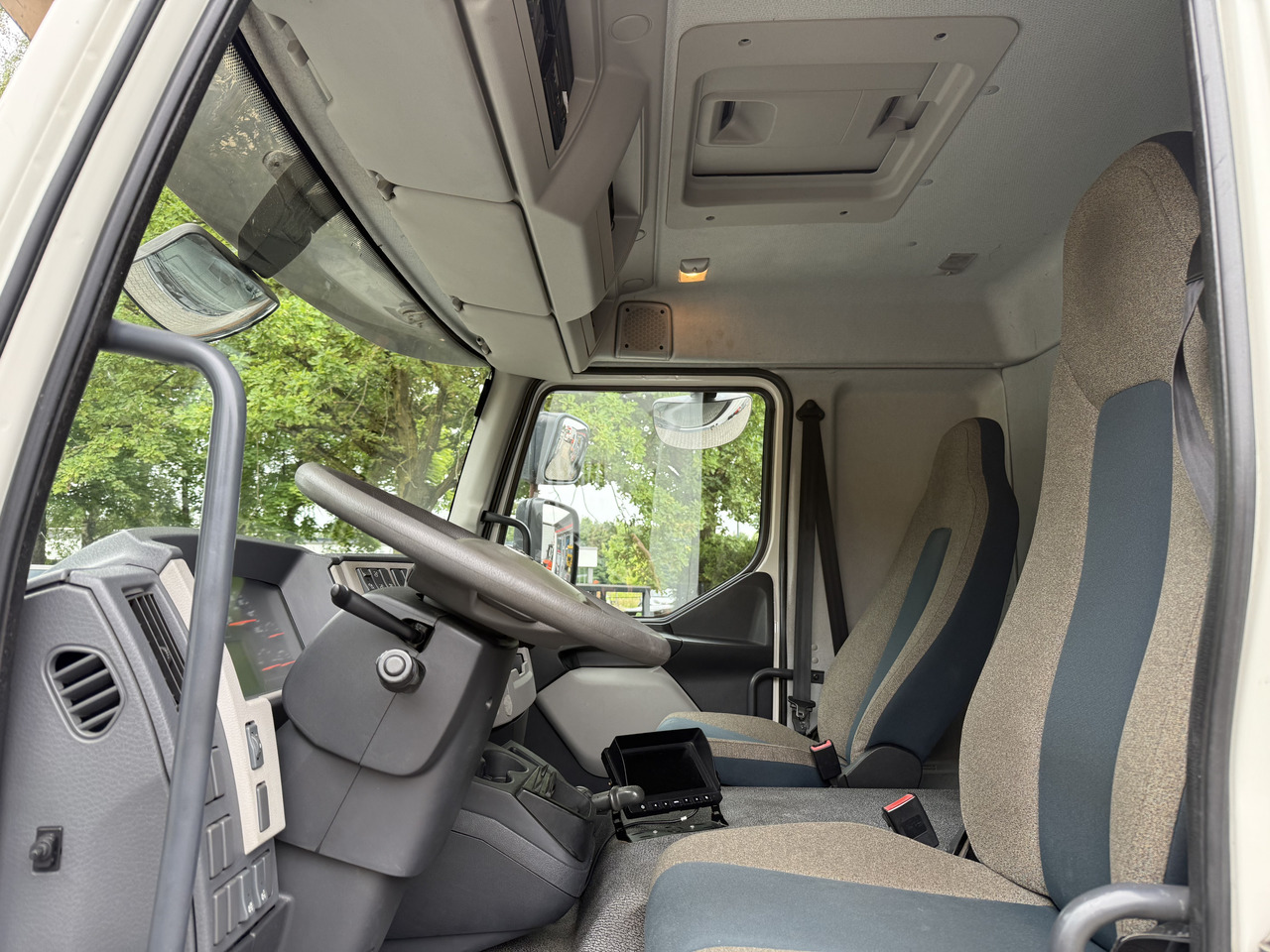 Volvo FL250.16 HMF 875 K3 - Camion platformă, Camion cu macara: Foto 4 Volvo FL250.16 HMF 875 K3 - Camion platformă, Camion cu macara: Foto 4