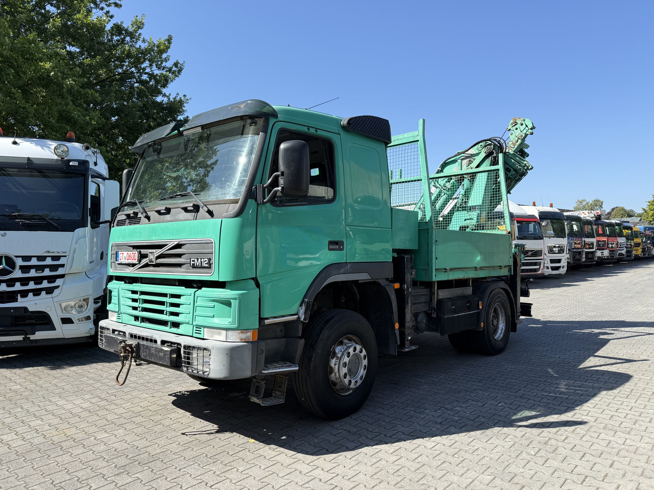 Volvo FM12 420 4X4 Kran MKG 300 bis 24 Meter - Camion platformă, Camion cu macara: Foto 1 Volvo FM12 420 4X4 Kran MKG 300 bis 24 Meter - Camion platformă, Camion cu macara: Foto 1
