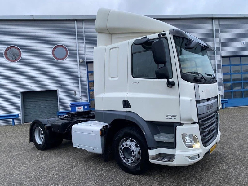 DAF CF370 / NICE CLEAN NL TRUCK / TYRES 80% / AUTOMATIC / EURO-6 / 2015 - Cap tractor: Foto 2 DAF CF370 / NICE CLEAN NL TRUCK / TYRES 80% / AUTOMATIC / EURO-6 / 2015 - Cap tractor: Foto 2