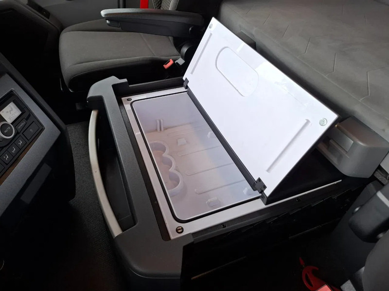 Cap tractor Renault T460 Comfort / CLEAN NL TRUCK / TUV:12-02-2026 / DOUBLE TANK / ACC / LWDS / FRIDGE / 2XBED / AUTOMATIC / EURO-6 / 2019: Foto 20 Cap tractor Renault T460 Comfort / CLEAN NL TRUCK / TUV:12-02-2026 / DOUBLE TANK / ACC / LWDS / FRIDGE / 2XBED / AUTOMATIC / EURO-6 / 2019: Foto 20